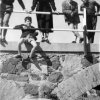 Giovani in posa sul ponte