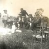 Anziani a pranzo in campagna