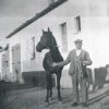Signore sangavinese prepara il cavallo