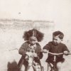 Bambini su cavallino e bicicletta