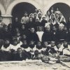 Gruppo di frati, con bambini e donne