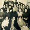 Foto di gruppo con sacerdote