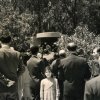 Folla davanti a una cappellina
