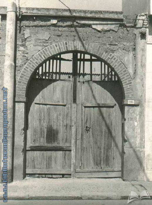 Antico portone in via Roma