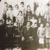 Il maestro Esu e una sua classe