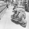 Giovane con lambretta